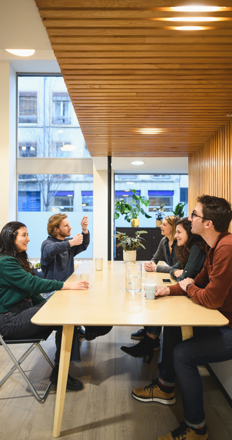 Réunion informelle autour d'une table.