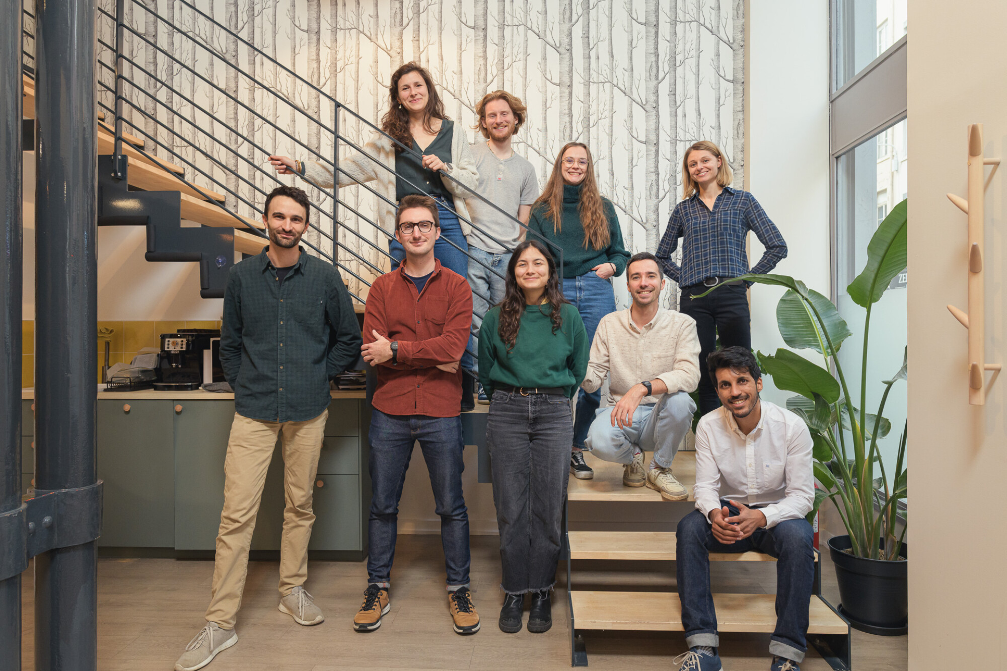 Membres de l'équipe de Kapstan posant dans les locaux de l'entreprise.