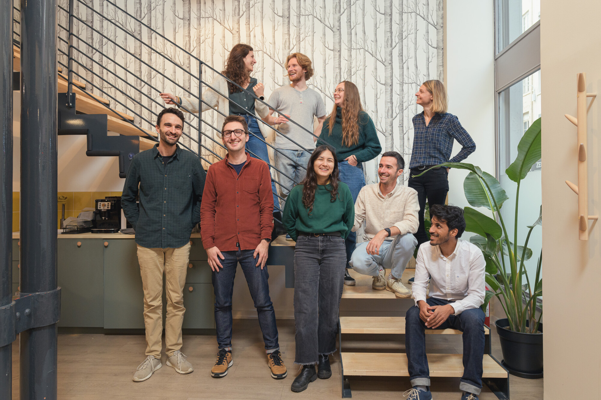 Membres de l'équipe de Kapstan posant à nouveau dans les locaux de l'entreprise.