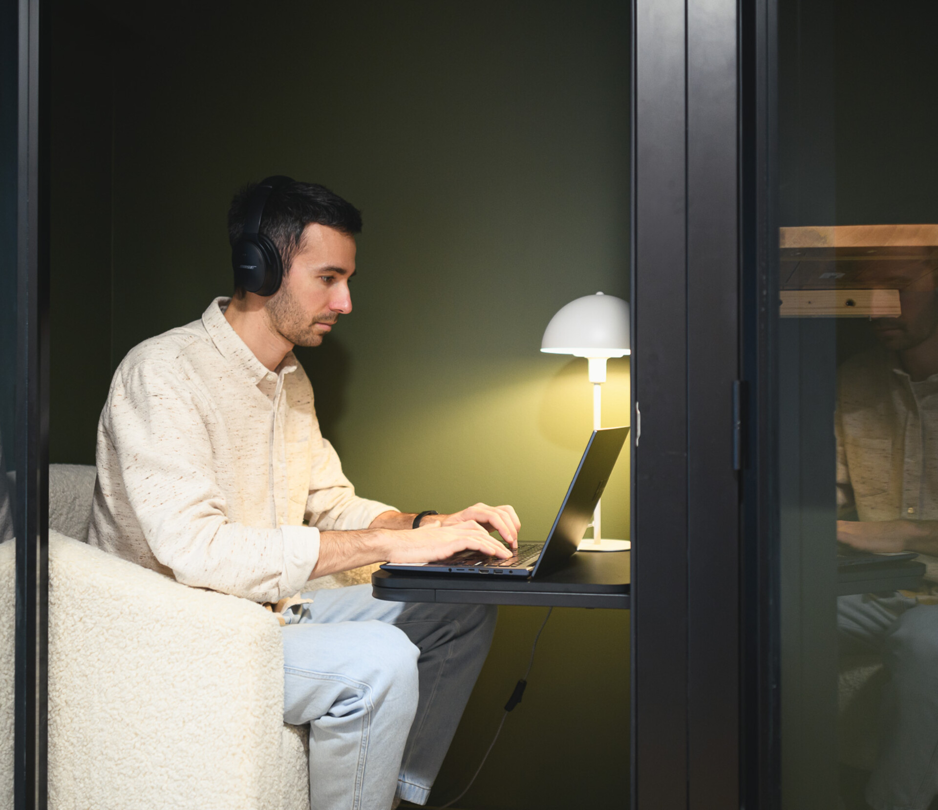 Homme travaillant sur ordinateur portable avec un casque audio.