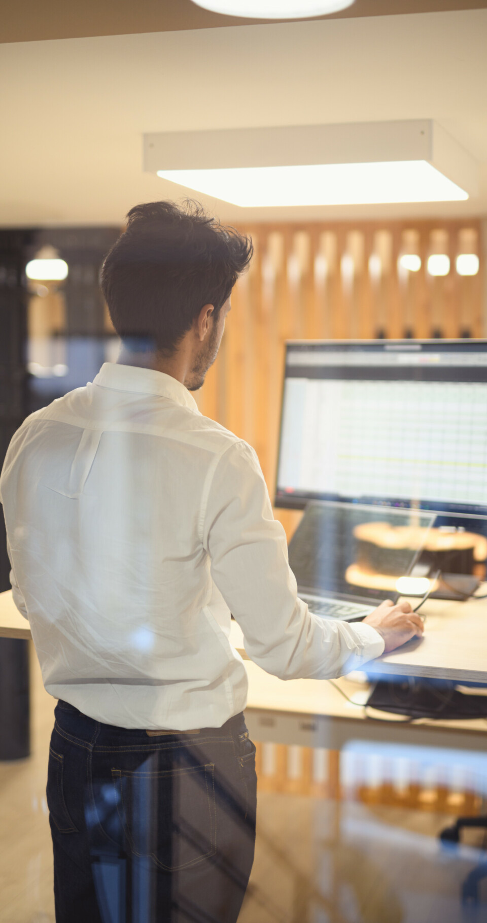 Consultant Kapstan devant un écran, sur une étude analyse de cycle de vie